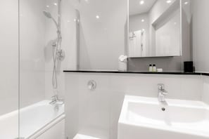 Douche, sèche-cheveux, serviettes fournies