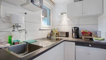 Kylskåp, mikrovågsugn, spishäll och kaffe- och tebryggare