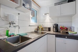 Réfrigérateur, four à micro-ondes, surface de cuisson, cafetière-théière