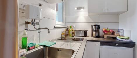 Geladeira, micro-ondas, cooktop, cafeteira/chaleira