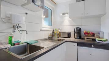 Jääkaappi, mikroaaltouuni, liesi, kahvin-/teenkeitin