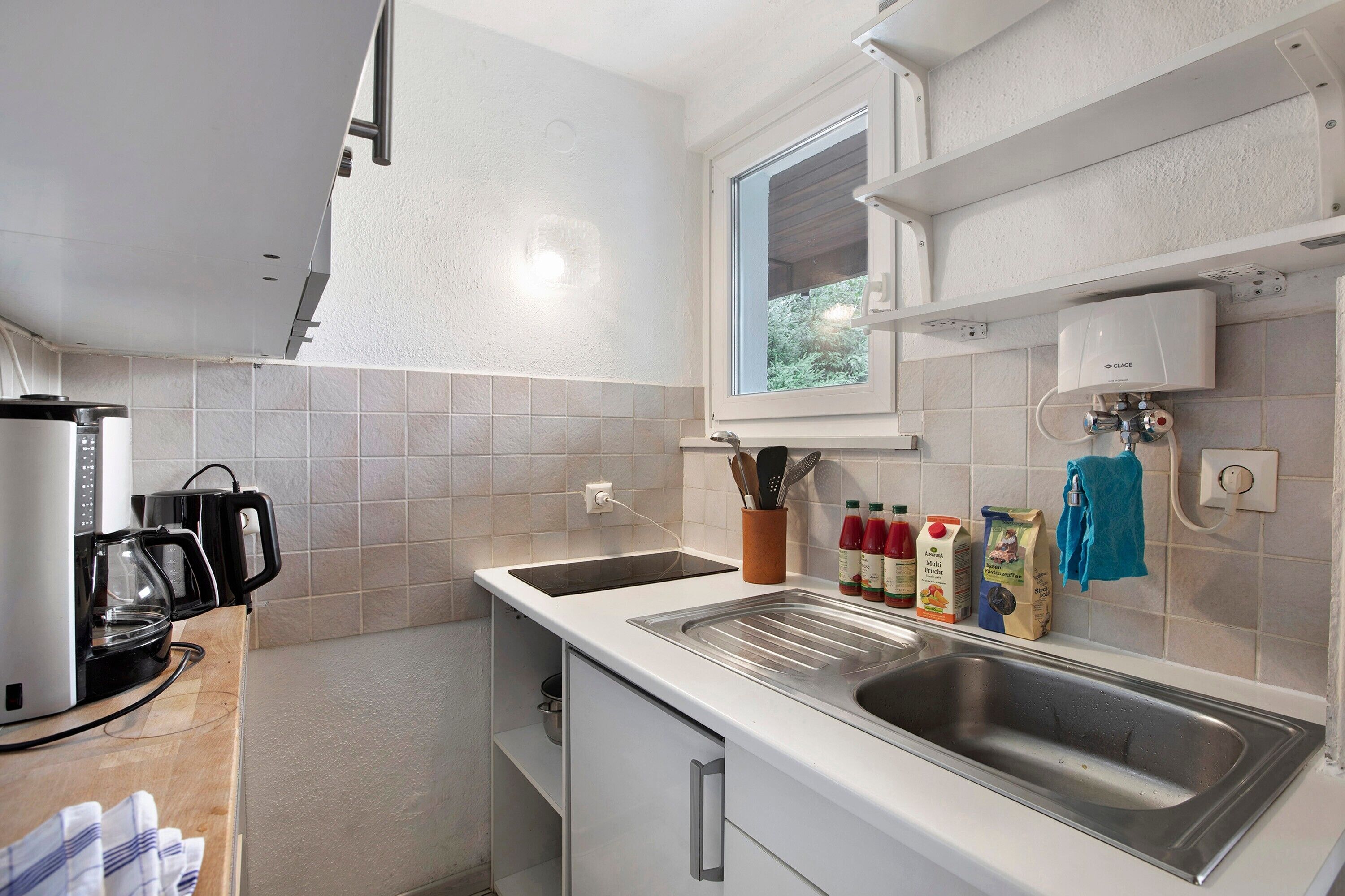 Réfrigérateur, micro-ondes, plaque de cuisson, cafetière/bouilloire