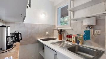 Réfrigérateur, micro-ondes, plaque de cuisson, cafetiÚre/bouilloire