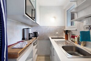 KĂŒhlschrank, Mikrowelle, Herdplatte, Wasserkocher mit Kaffee-/Teezubehör
