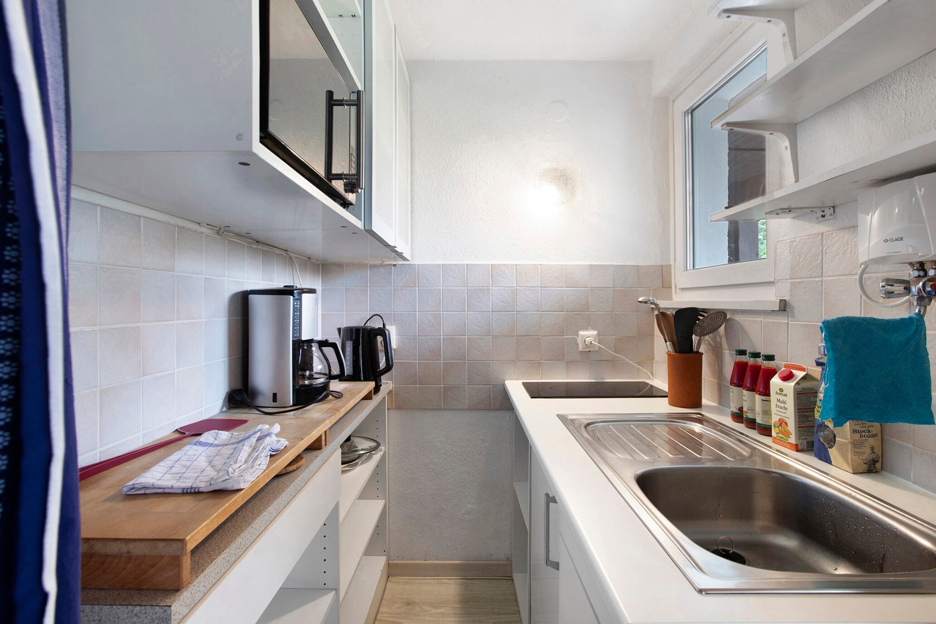 Kylskåp, mikrovågsugn, spishäll och kaffe- och tebryggare