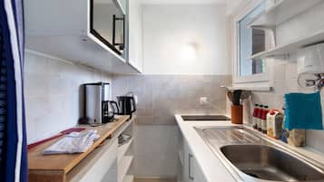 Kylskåp, mikrovågsugn, spishäll och kaffe- och tebryggare