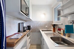 Refrigerador, microondas, placa de cocina, cafetera/tetera