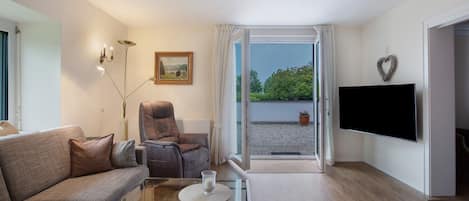 Fernseher, Tischtennisplatte