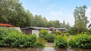 A residential area with stone pathways, lush greenery, and houses with varying roof styles. - Apartment 'Irene' with Mountain View, Private Terrace and Wi-Fi (Grafenhausen)