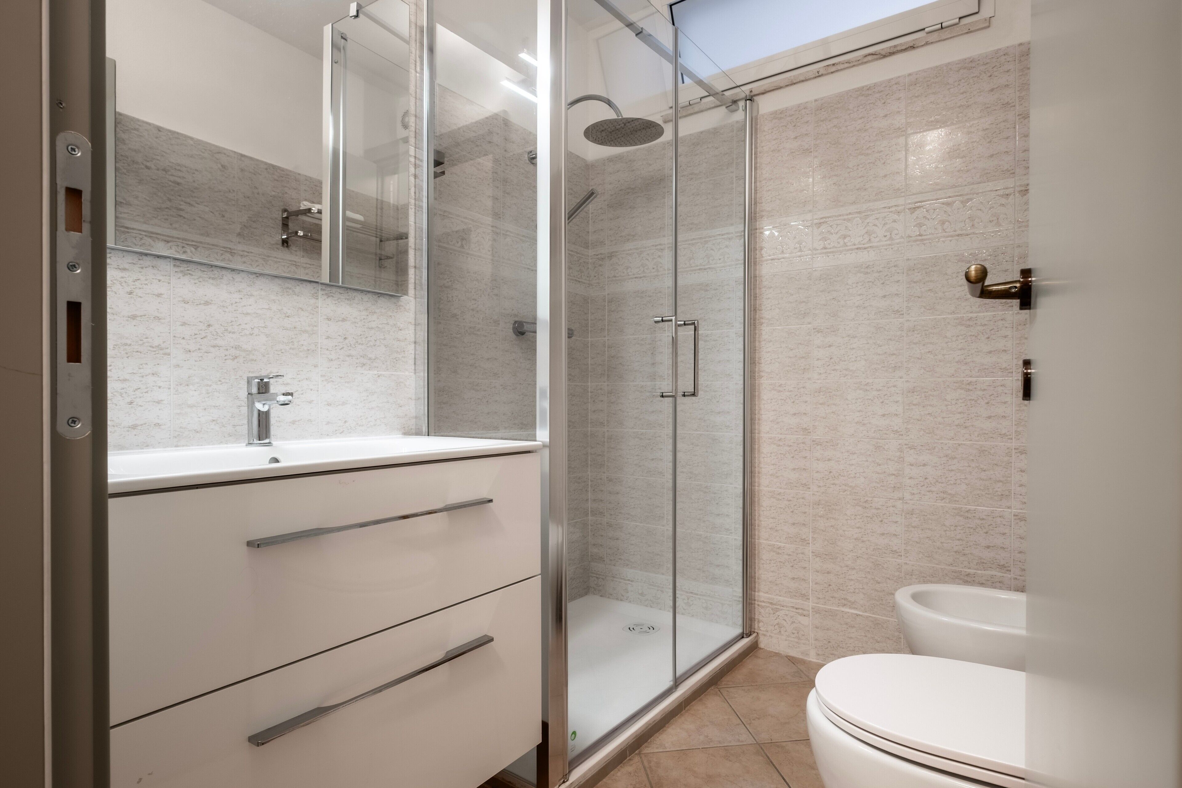 Dusche, kostenlose Toilettenartikel, Haartrockner, Handtücher