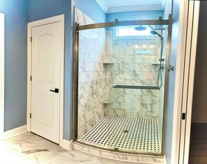 Shower, hair dryer, towels, soap - Seasons in the Sun: Southern Outer Banks NC (Harkers Island)