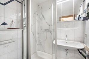 Dusche, Haartrockner, Handtücher