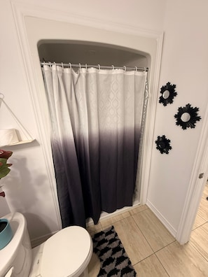 Serviettes fournies, savon, papier toilette