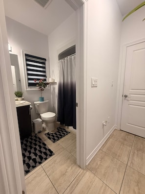 Serviettes fournies, savon, papier toilette