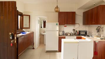 Fogão, cooktop, torradeira, talheres/pratos/utensílios de cozinha