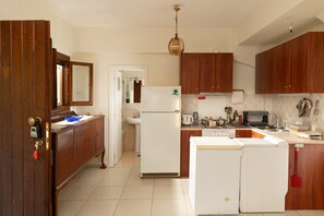 Oven, stovetop, toaster, cookware/dishes/utensils
