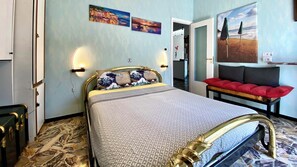 2 bedrooms, iron/ironing board, travel cot, free WiFi - Terrace over Genoa - Panoramic Penthouse near Aquarium and City Center (Genova)