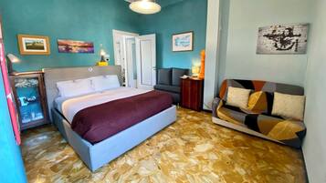 2 Schlafzimmer, Schreibtisch, Bügeleisen/Bügelbrett, Reisekinderbett