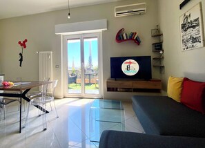 Smart TV, books - Terrace over Genoa - Panoramic Penthouse near Aquarium and City Center (Genova)