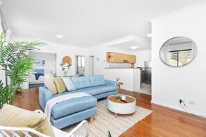 House | 2 bedrooms - Modern 2BR Pool Gym Parking (Perth)