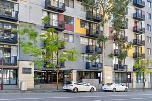 2 bedrooms - Modern 2BR Pool Gym Parking (Perth)