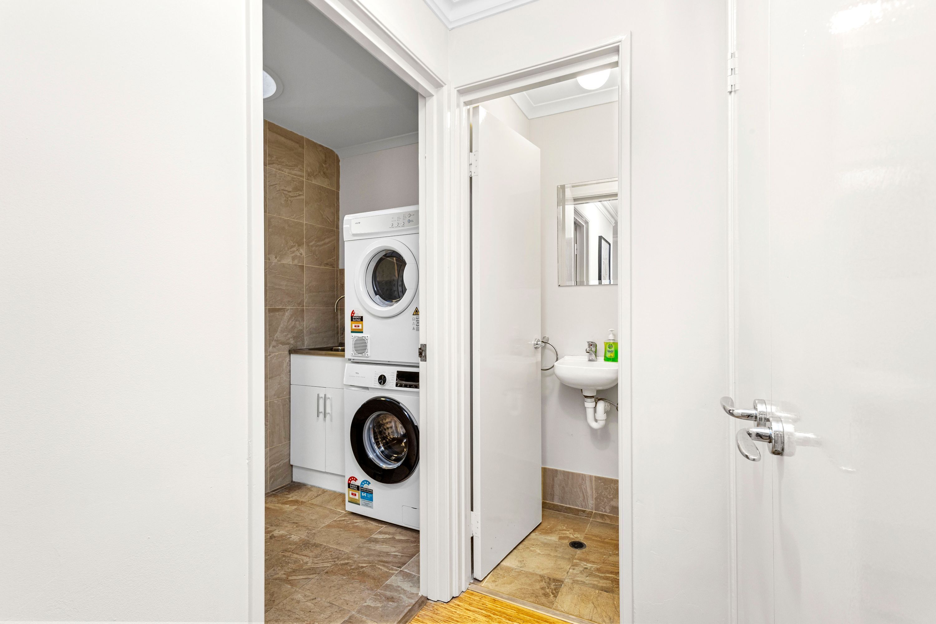 Un lavadero con lavadora, secadora y lavabo.