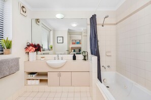 House | 1 bedroom - Spacious 1bdr Fast Wi-fi Near RAC Arena (Perth)