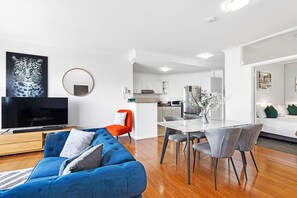 House | 2 bedrooms - Modern 2BR Pool Gym Parking (Perth)