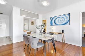 House | 2 bedrooms - Modern 2BR Pool Gym Parking (Perth)