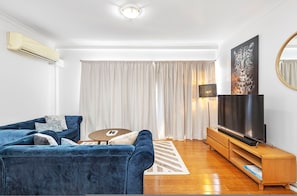 House | 2 bedrooms - Modern 2BR Pool Gym Parking (Perth)