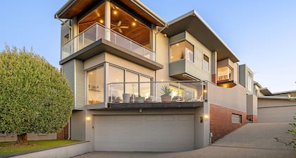 Designer Luxury 3brd - Epic Views - South Perth