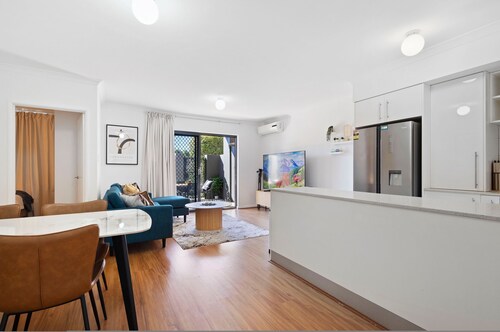 Perfect Location 2BR 1bth - Beckenham