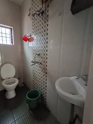 Serviettes fournies, papier toilette