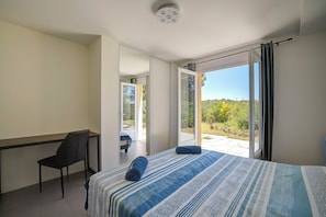 4 bedrooms, iron/ironing board, WiFi, bed sheets