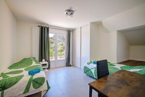 4 bedrooms, iron/ironing board, WiFi, bed sheets