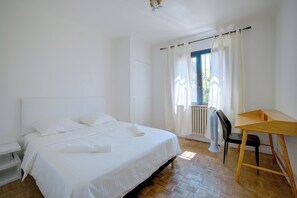 4 bedrooms, iron/ironing board, WiFi, bed sheets