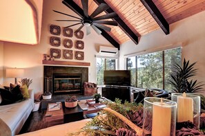 TV, fireplace