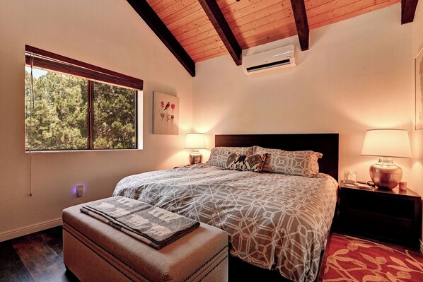 5 bedrooms, iron/ironing board, WiFi, bed sheets