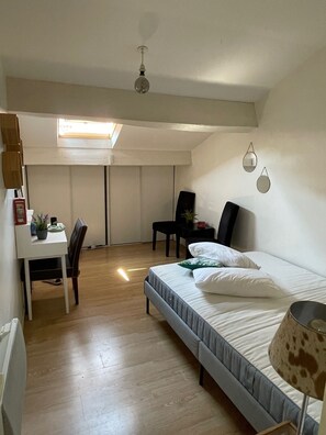 3 室のベッドルーム、アイロン / アイロン台、WiFi、ベッドシーツ
