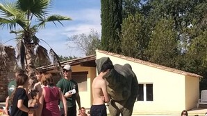 A swimming pool area with a large statue of an elephant, surrounded by people. - ZEcamping 4* familial piscine chauffée dog friendly locatif TV LV clim (Rochegude)