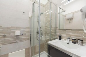 办公桌、笔记本电脑工作区、免费 WiFi