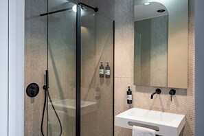Deluxe-Doppelzimmer, Balkon, Stadtblick | Badezimmer | Haartrockner, Seife, Shampoo, Toilettenpapier
