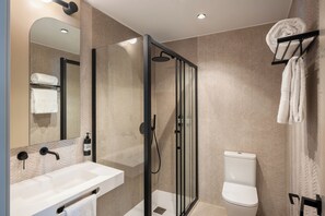 Luxury Suite, 2 Bedrooms, Balcony, City View | Bathroom | Hair dryer, soap, shampoo, toilet paper - FORTINN Puerta del Sol (Madrid)