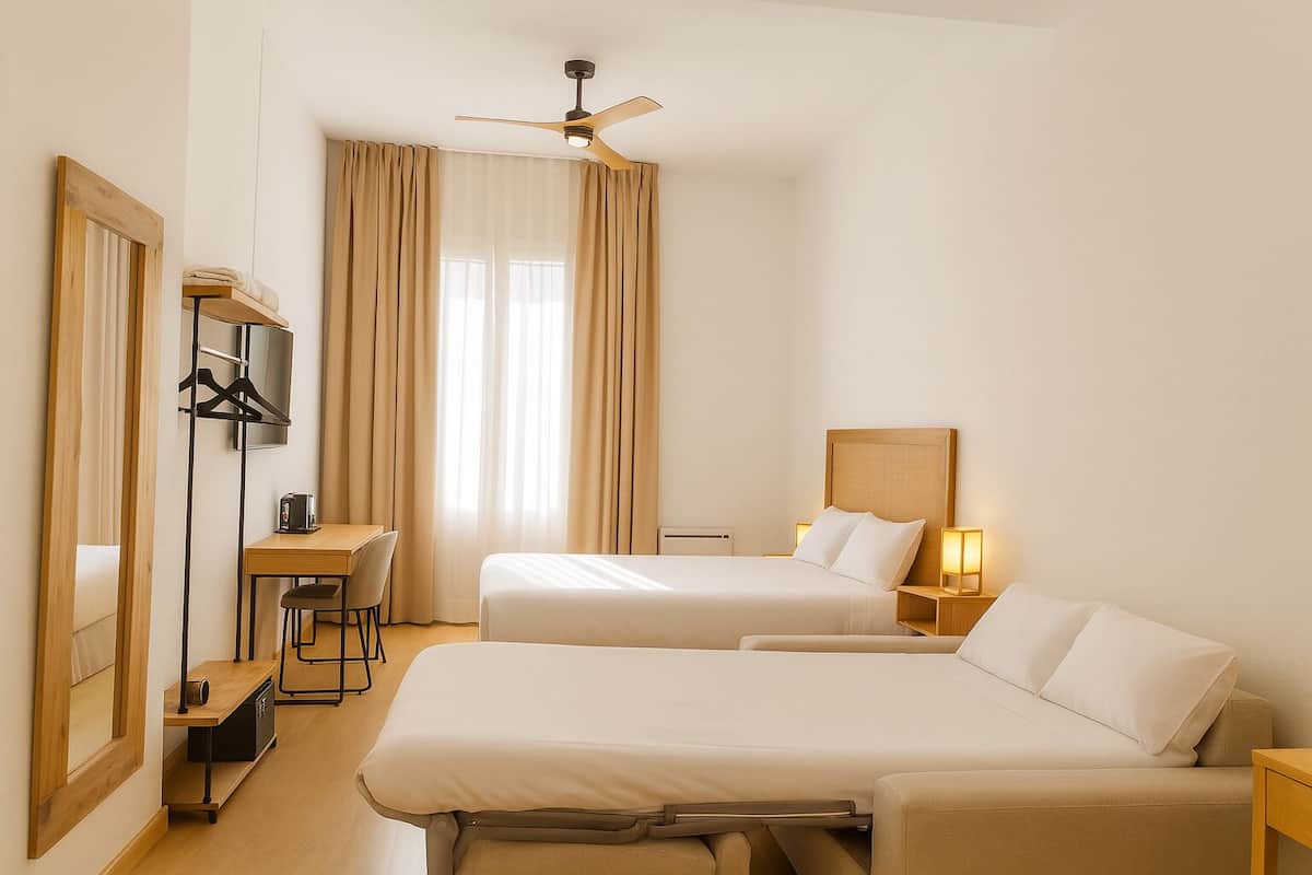 Quarto quádruplo família, 1 cama Queen e sofá-cama, sacada, vista para a cidade | Roupas de cama premium, edredons de pluma, frigobar, cofres nos quartos