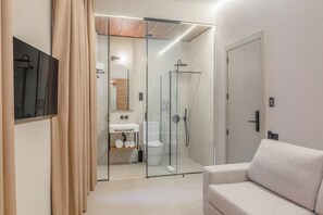 Standard Quadruple Room | Bathroom | Hair dryer, soap, shampoo, toilet paper - FORTINN Puerta del Sol (Madrid)