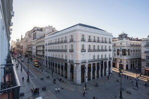 A large, historic building with multiple floors and a central courtyard. - FORTINN Puerta del Sol (Madrid)