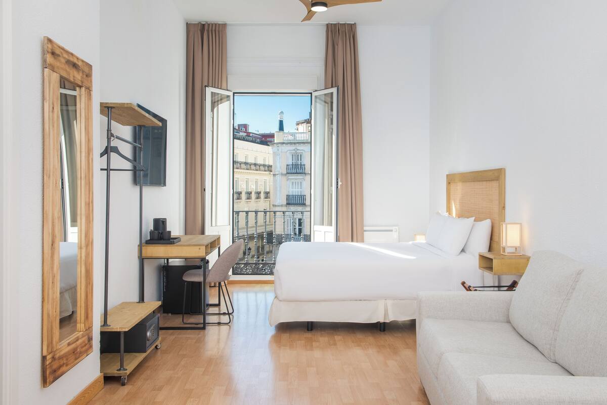 家庭四人房, 1 張加大雙人床及 1 張梳化床, 露台, 城市景 | 高級寢具、羽絨被、迷你吧、房內夾萬