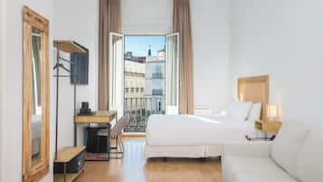 Habitación cuádruple familiar, 1 cama de matrimonio con sofá cama, balcón, vistas a la ciudad | Ropa de cama de alta calidad, edredones de plumas, minibar y caja fuerte