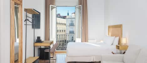 Firemannsrom – familie, 1 queensize-seng med sovesofa, balkong, byutsikt | Sengetøy av topp kvalitet, dundyner, minibar og safe på rommet