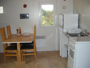 Réfrigérateur, micro-ondes, plaque de cuisson